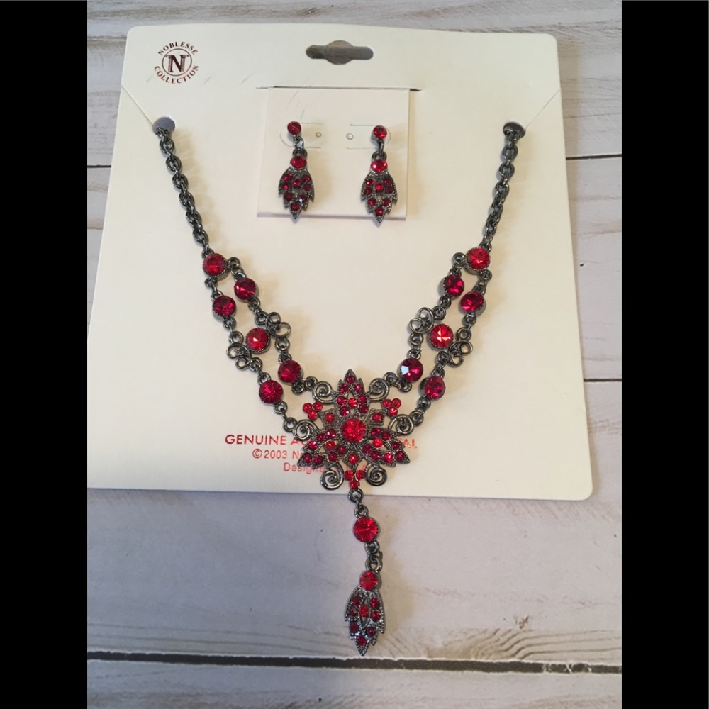 $8 SALE❤️Austrian Crystal Necklace & Earrings Set